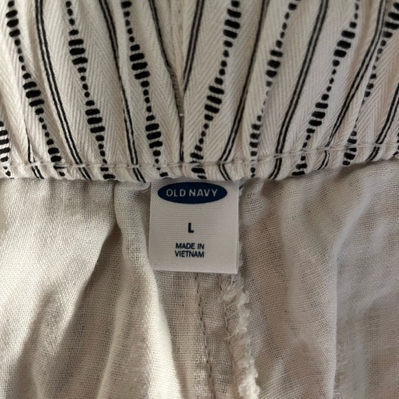 Old Navy Women’s Striped Design Shorts - Picture 3 of 4